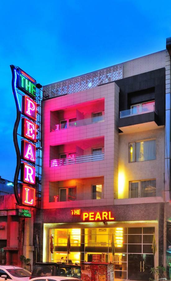 The Pearl Hotel New Delhi Exteriör bild
